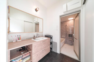 ガレージと中二階を備えた機能美あふれるスタイリッシュな平屋 - トータルハウジング - サニタリールーム