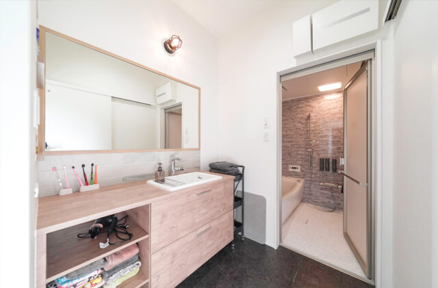 ガレージと中二階を備えた機能美あふれるスタイリッシュな平屋 - トータルハウジング - サニタリールーム