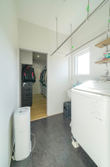 ガレージと中二階を備えた機能美あふれるスタイリッシュな平屋 - トータルハウジング - サンルーム