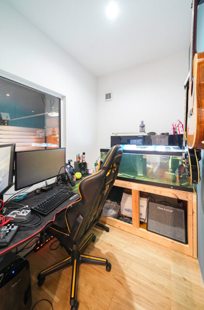 ガレージと中二階を備えた機能美あふれるスタイリッシュな平屋 - トータルハウジング - 多目的スペース