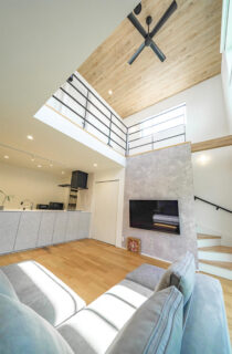 抜群の開放感を誇るLDKと平屋の心地よさが共鳴する立体的でモダンな二階建て - トータルハウジング - リビング