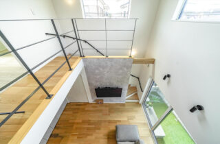 抜群の開放感を誇るLDKと平屋の心地よさが共鳴する立体的でモダンな二階建て - トータルハウジング - 吹き抜け