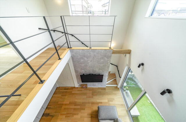 抜群の開放感を誇るLDKと平屋の心地よさが共鳴する立体的でモダンな二階建て - トータルハウジング - 吹き抜け