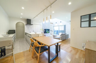 抜群の開放感を誇るLDKと平屋の心地よさが共鳴する立体的でモダンな二階建て - トータルハウジング - LDK