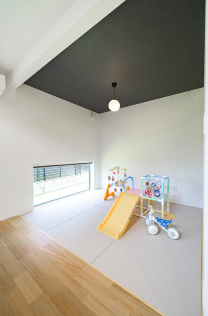 抜群の開放感を誇るLDKと平屋の心地よさが共鳴する立体的でモダンな二階建て - トータルハウジング - 和室