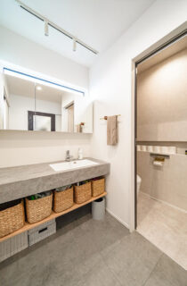 抜群の開放感を誇るLDKと平屋の心地よさが共鳴する立体的でモダンな二階建て - トータルハウジング - 洗面スペース