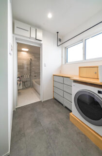 抜群の開放感を誇るLDKと平屋の心地よさが共鳴する立体的でモダンな二階建て - トータルハウジング - 脱衣・ランドリールーム