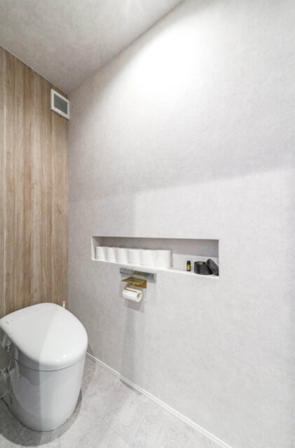 抜群の開放感を誇るLDKと平屋の心地よさが共鳴する立体的でモダンな二階建て - トータルハウジング - トイレ