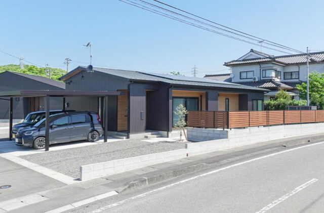 シックなダークの外装に光溢れるホワイトの空間が映える開放的な平屋 - トータルハウジング - 外観