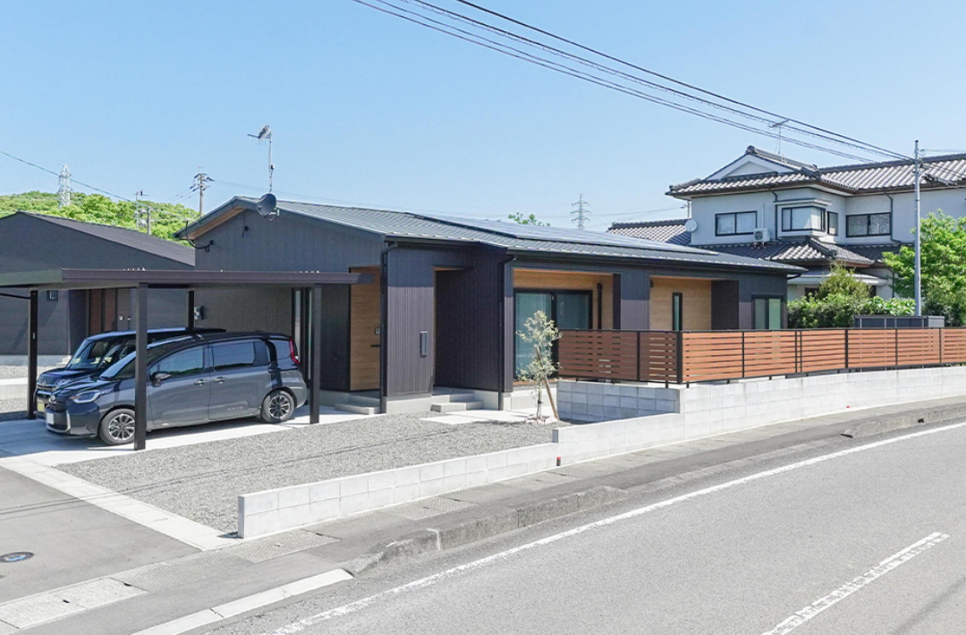 シックなダークの外装に光溢れるホワイトの空間が映える開放的な平屋 - トータルハウジング - 外観