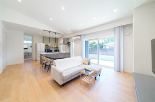 シックなダークの外装に光溢れるホワイトの空間が映える開放的な平屋 - トータルハウジング - LDK