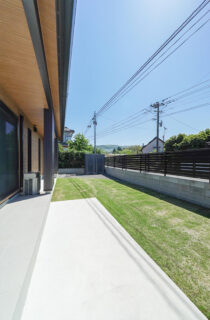 シックなダークの外装に光溢れるホワイトの空間が映える開放的な平屋 - トータルハウジング - 外構