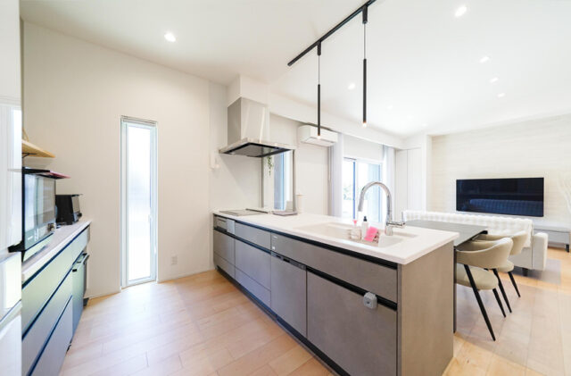 シックなダークの外装に光溢れるホワイトの空間が映える開放的な平屋 - トータルハウジング - キッチン