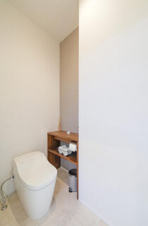 シックなダークの外装に光溢れるホワイトの空間が映える開放的な平屋 - トータルハウジング - トイレ