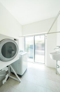 シックなダークの外装に光溢れるホワイトの空間が映える開放的な平屋 - トータルハウジング - サンルーム