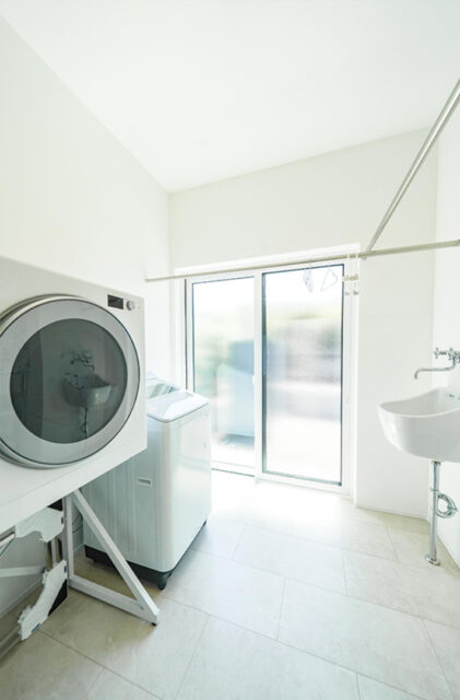 シックなダークの外装に光溢れるホワイトの空間が映える開放的な平屋 - トータルハウジング - サンルーム