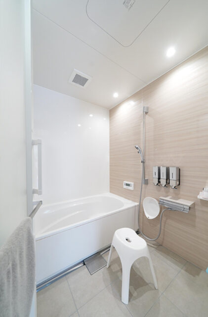 シックなダークの外装に光溢れるホワイトの空間が映える開放的な平屋 - トータルハウジング - 浴室