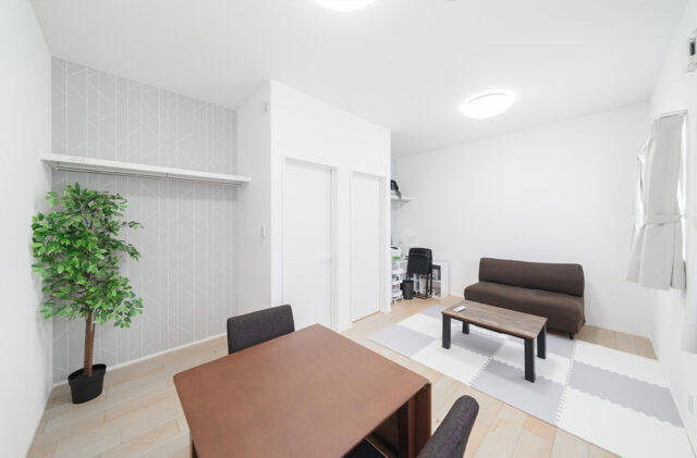 シックなダークの外装に光溢れるホワイトの空間が映える開放的な平屋 - トータルハウジング - 子ども部屋