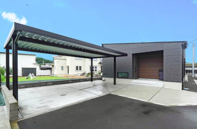 カーテンレスなテラスと機能的な動線が日々のゆとりを創り出す重厚モダンな平屋 - トータルハウジング - 外観