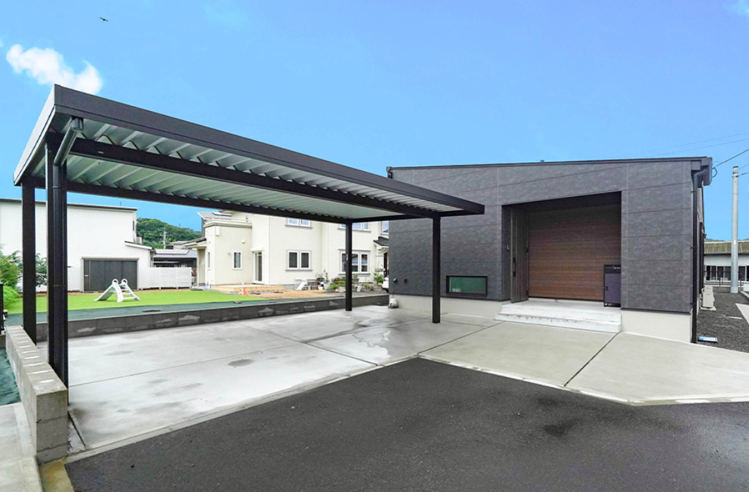 カーテンレスなテラスと機能的な動線が日々のゆとりを創り出す重厚モダンな平屋 - トータルハウジング - 外観