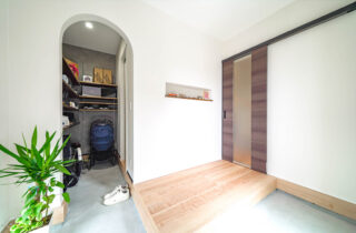 カーテンレスなテラスと機能的な動線が日々のゆとりを創り出す重厚モダンな平屋 - トータルハウジング - 玄関