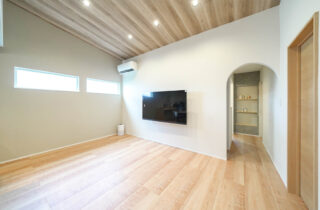 カーテンレスなテラスと機能的な動線が日々のゆとりを創り出す重厚モダンな平屋 - トータルハウジング - リビング