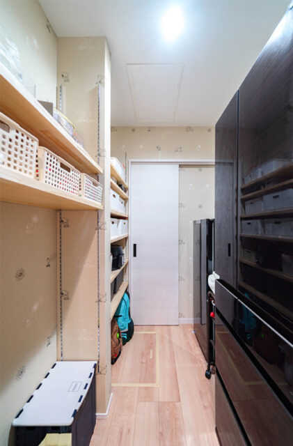 カーテンレスなテラスと機能的な動線が日々のゆとりを創り出す重厚モダンな平屋 - トータルハウジング - パントリー