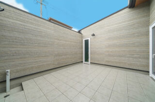 カーテンレスなテラスと機能的な動線が日々のゆとりを創り出す重厚モダンな平屋 - トータルハウジング - テラス