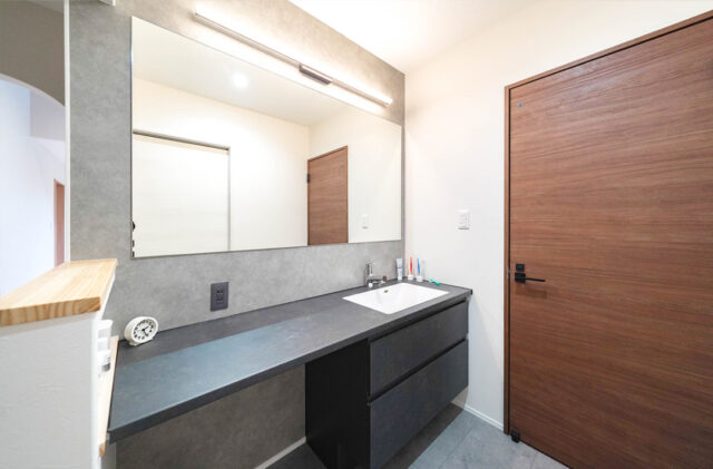 カーテンレスなテラスと機能的な動線が日々のゆとりを創り出す重厚モダンな平屋 - トータルハウジング - 洗面スペース