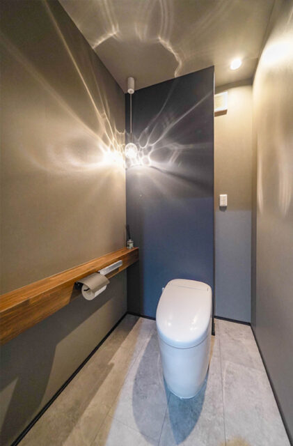 カーテンレスなテラスと機能的な動線が日々のゆとりを創り出す重厚モダンな平屋 - トータルハウジング - トイレ