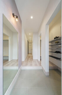 スタイリッシュな片流れ屋根と勾配天井の開放感に満ちたモダン平屋 - トータルハウジング - 玄関