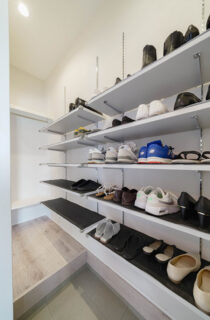 スタイリッシュな片流れ屋根と勾配天井の開放感に満ちたモダン平屋 - トータルハウジング - シューズクローク