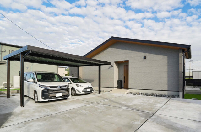 大きな三角屋根の端正な佇まいと下がり天井が描く立体的な空間美を楽しむ平屋 - トータルハウジング - 外観