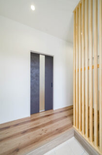 大きな三角屋根の端正な佇まいと下がり天井が描く立体的な空間美を楽しむ平屋 - トータルハウジング - 玄関