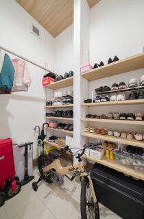 大きな三角屋根の端正な佇まいと下がり天井が描く立体的な空間美を楽しむ平屋 - トータルハウジング - シューズクローク