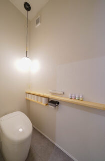 大きな三角屋根の端正な佇まいと下がり天井が描く立体的な空間美を楽しむ平屋 - トータルハウジング - トイレ