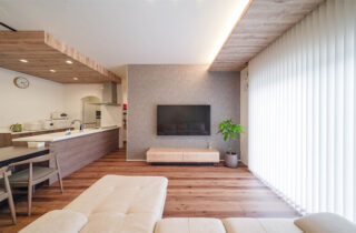 大きな三角屋根の端正な佇まいと下がり天井が描く立体的な空間美を楽しむ平屋 - トータルハウジング - LDK