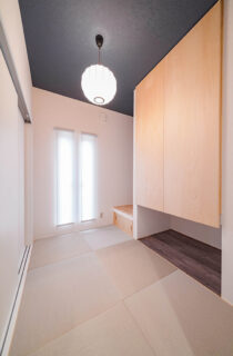 大きな三角屋根の端正な佇まいと下がり天井が描く立体的な空間美を楽しむ平屋 - トータルハウジング - 和室