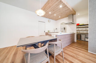 大きな三角屋根の端正な佇まいと下がり天井が描く立体的な空間美を楽しむ平屋 - トータルハウジング - ダイニング