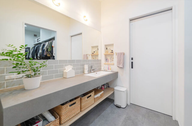 大きな三角屋根の端正な佇まいと下がり天井が描く立体的な空間美を楽しむ平屋 - トータルハウジング - 洗面スペース