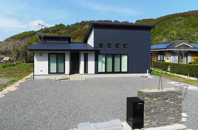 石垣が彩る中庭と遊び心満載のスペースが充実したモダンな平屋 - トータルハウジング