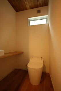 トイレ - 無垢材をふんだんに使用した温かみのある2階建て 津曲工業