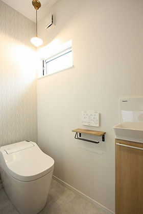 トイレ - 4種類の外壁材を使用したスタイリッシュな外観の平屋 津曲工業