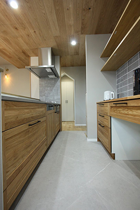 キッチン - 4種類の外壁材を使用したスタイリッシュな外観の平屋 津曲工業