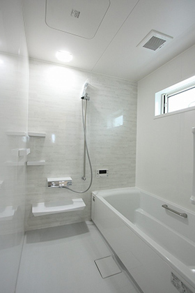 浴室 - 4種類の外壁材を使用したスタイリッシュな外観の平屋 津曲工業