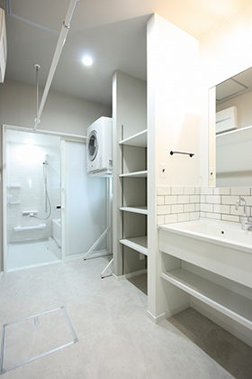 洗面所 - 4種類の外壁材を使用したスタイリッシュな外観の平屋 津曲工業