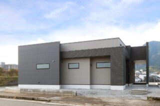 穏やかなダークトーンに立体感が映える約24帖LDKの大空間モダン平屋 - カマダの家 - 昼外観