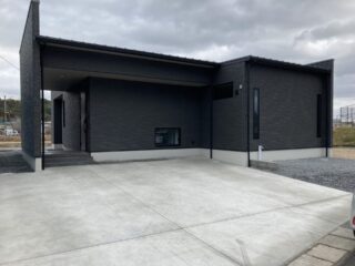 穏やかなダークトーンに立体感が映える約24帖LDKの大空間モダン平屋 - カマダの家 - 外観背面