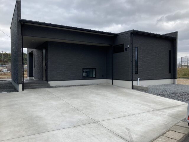 穏やかなダークトーンに立体感が映える約24帖LDKの大空間モダン平屋 - カマダの家 - 外観背面