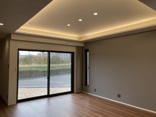 穏やかなダークトーンに立体感が映える約24帖LDKの大空間モダン平屋 - カマダの家 - リビング